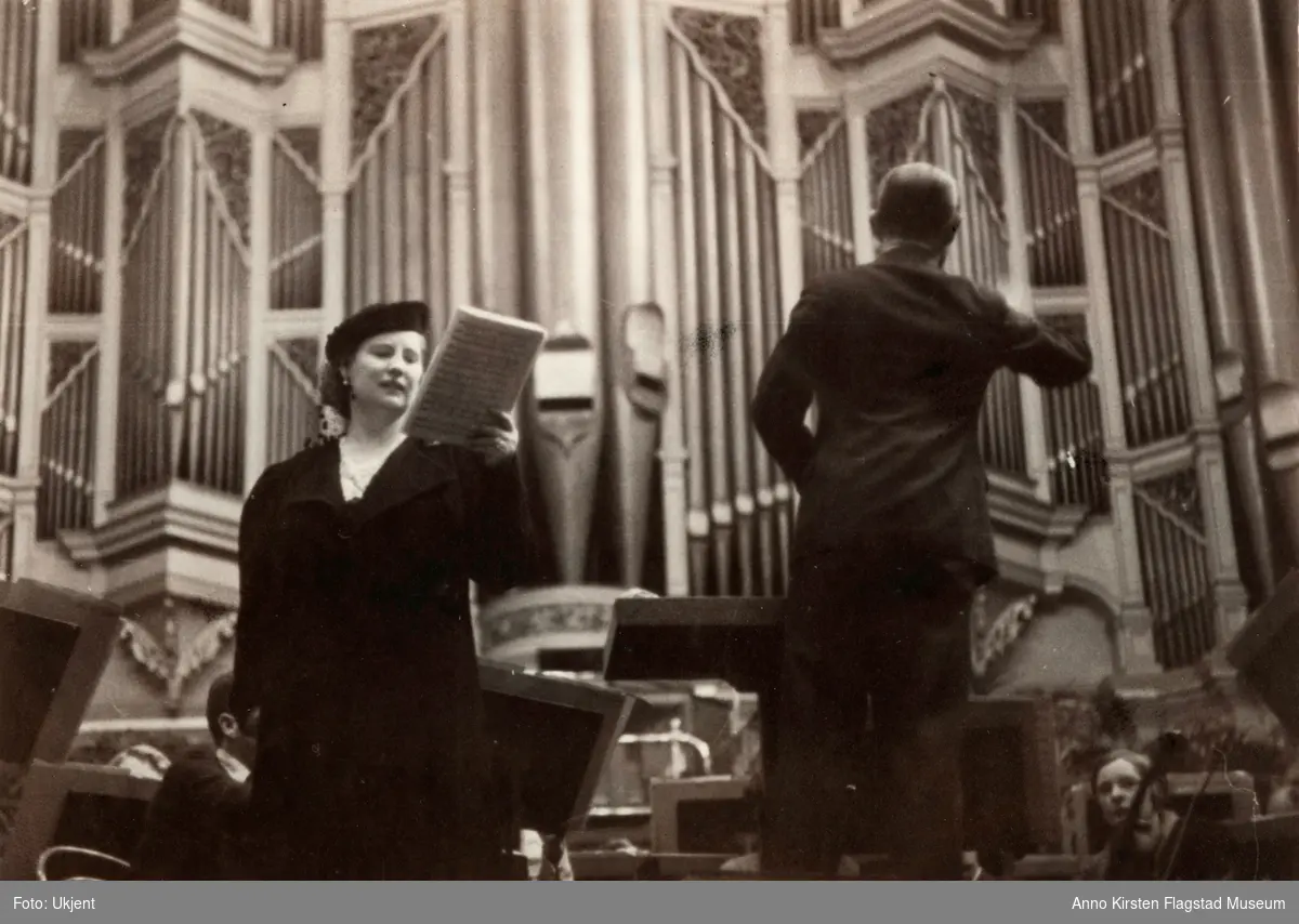 Kirsten Flagstad og hennes akkompagnatør Edwin McArthur under en prøve før konsert med orkester i Royal Albert Hall, London. Kirsten Flagstad and her accompanist Edwin McArthur at a rehearsel befor a concert at Royal Albert Hall, London. 