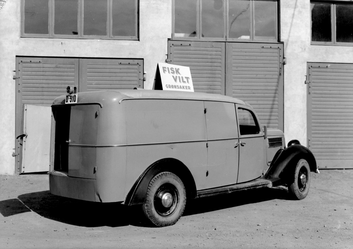 Olruds Verksted. Varebil, D-910, Hamar. 
Fisk, vilt, grønsaker. 
Ford V8 1936 med norskbygd karosseri. Reg. nr. D-910. 