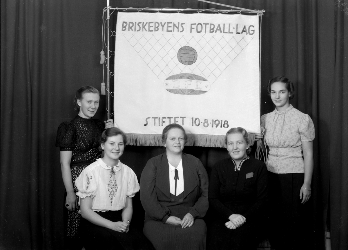 Briskebyen fotball-lag. Damegruppe, m/ fane. 
Stiftet 10. 08. 1918. Hamar. 