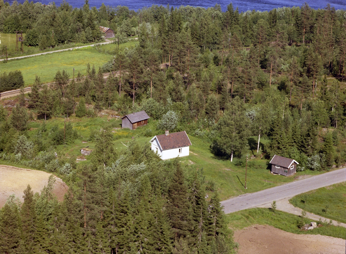 Ved Trondheimsveien (Rv 3), sør-vest for Torgerstuen skole.