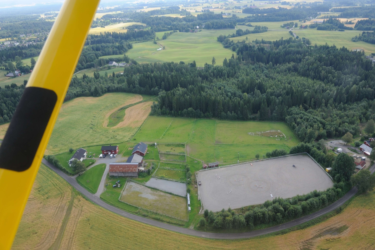 Flyfoto. 
Luftfoto utført i forbindelse med Vangsboka. Gårder i Vang, samt noe Hamar by fra lufta. 