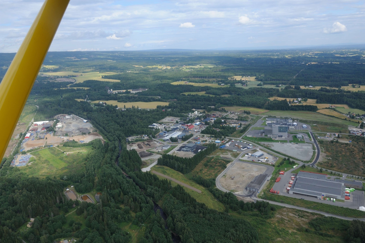 Flyfoto. Luftfoto utført i forbindelse med Vangsboka. Gårder i Vang, samt noe Hamar by fra lufta. 