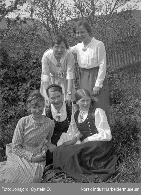 fem unge kvinner