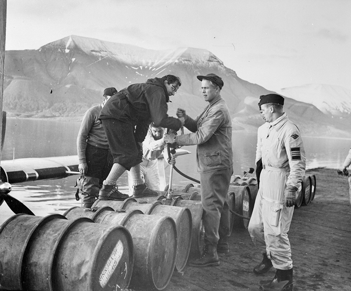 Bränsletankning av flygplan TP 47 ur fat på Spetsbergen 1957.