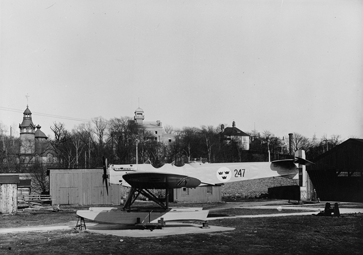 Flygplan Hansa typ 47, S 4, på marken vid Galärvarvet i Stockholm.
