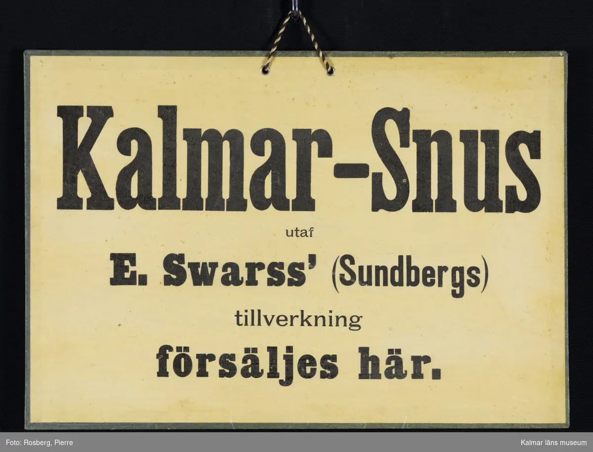 KLM 28221:2, Reklamskylt. Kraftig papp. Reklamskylt med texten: Kalmar-Snus utaf E. Swarss´(Sundbergs) tillverkning försäljes här.