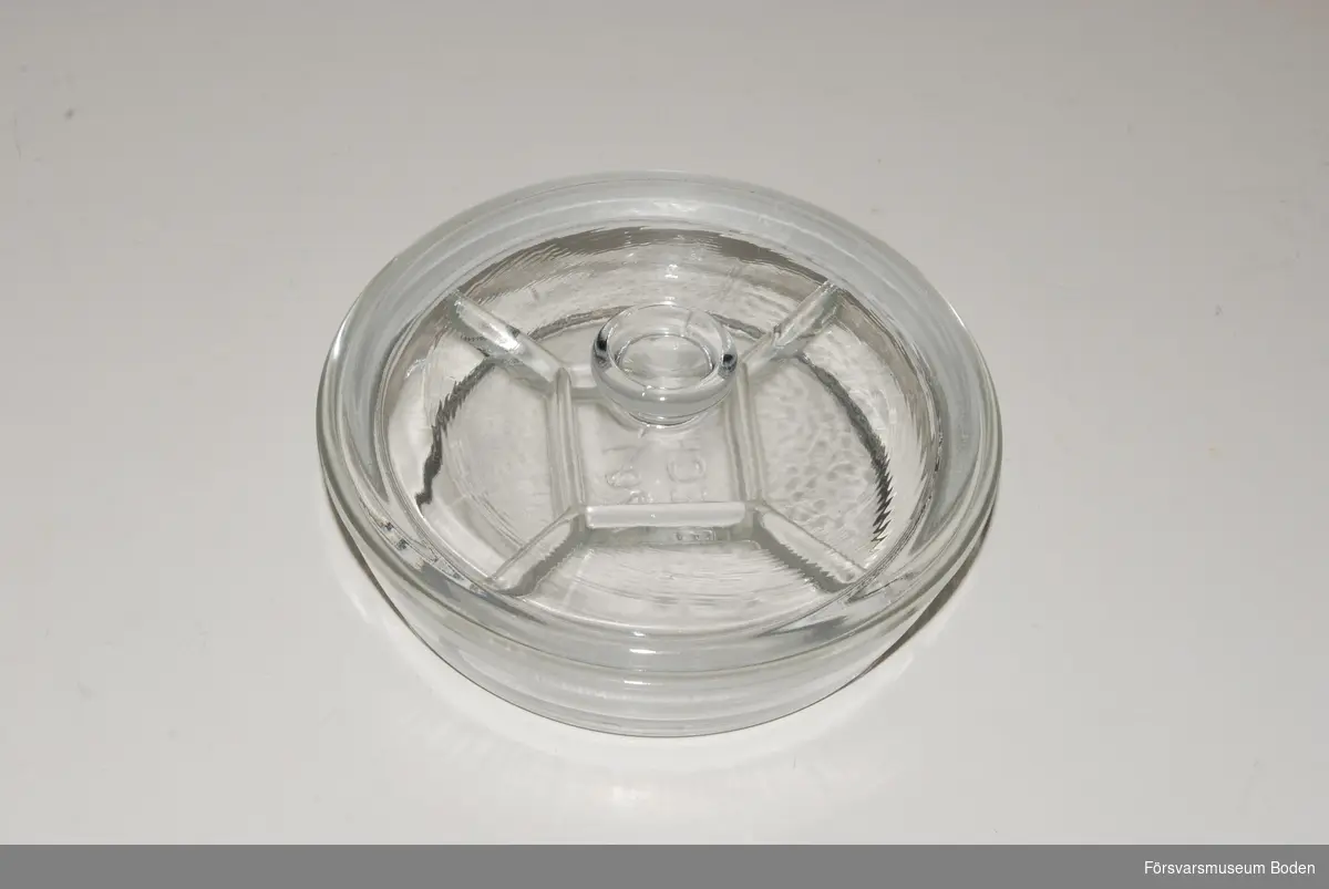 Skål av klarglas med lock. Indelad i fack och avsedd för förvaring och desinfektion av tandläkarinstrument. Tillverkad av Alfred Becht, Offenburg, Tyskland.