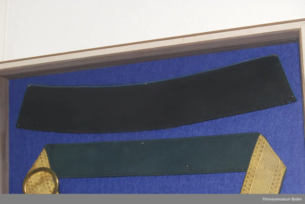 För vapenrock m/1845. Svart kläde med mellanblått kantsnöre.