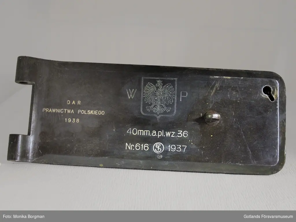 Polskt statsvapen samt W och P graverat på luckan. Se bilden