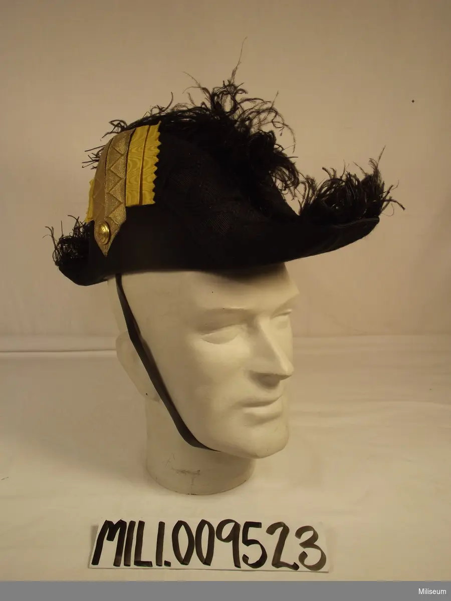 Bicorn m/1854-59 för generalperson, med tillhörande hattask och plym.