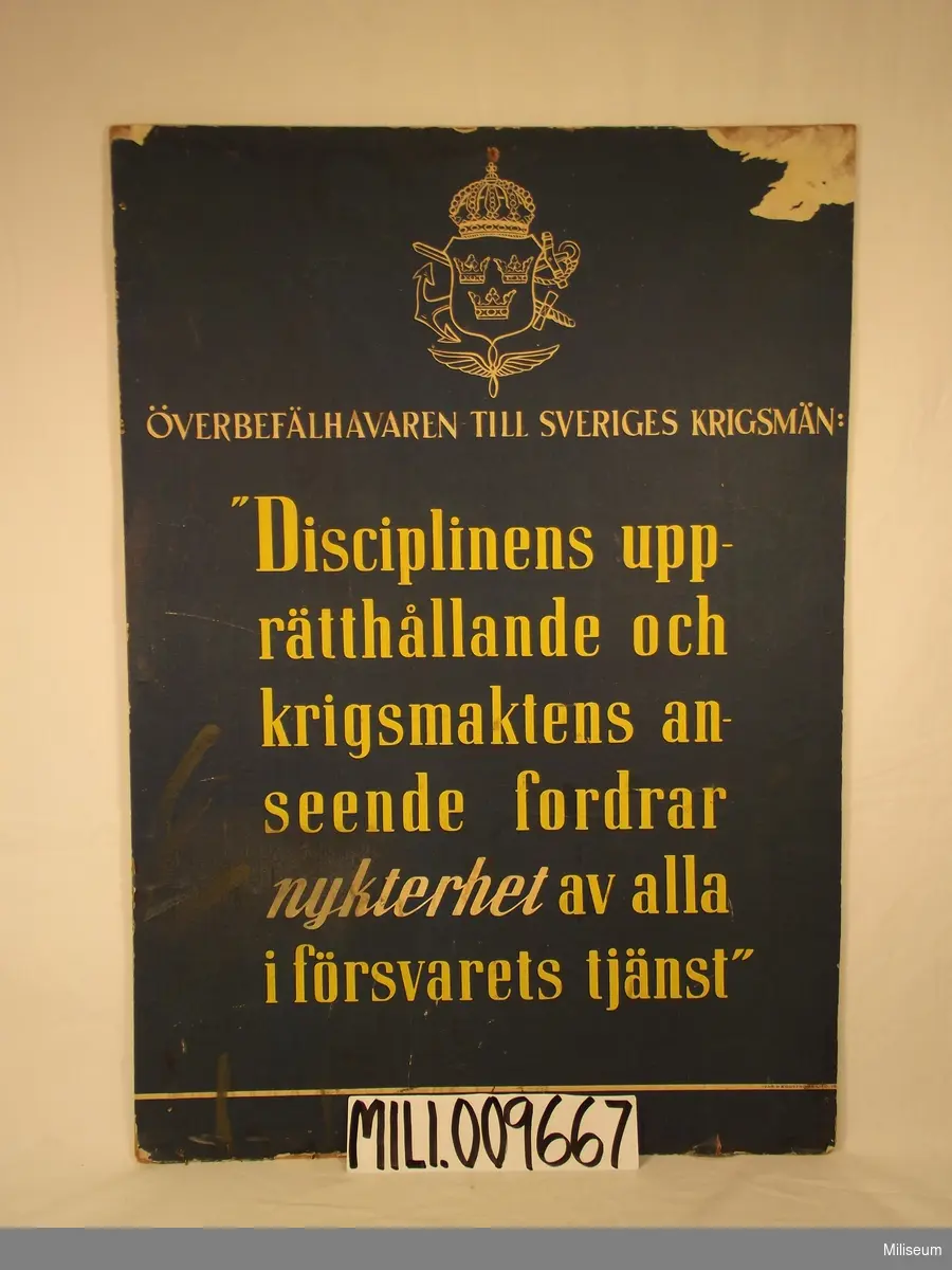 Affisch över förordning av nykterhet inom försvarets tjänst. Från 1940-50-tal, uppsatt vid A6 i Jönköping. 


Text: Överbefälhavaren till Sveriges krigsmän: "Disciplinens upprätthållande och krigsmaktens anseende fordrar nykterhet av alla i försvarets tjänst"
