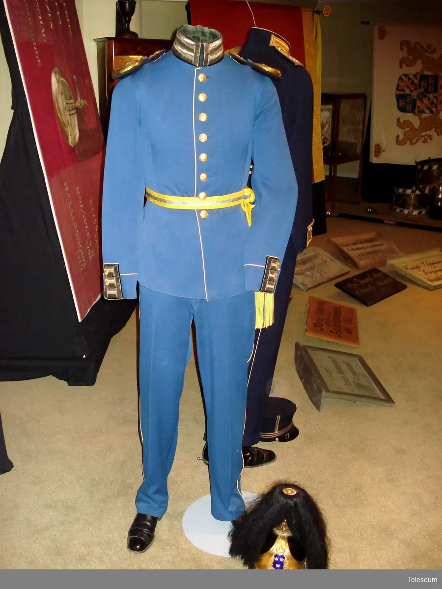 Uniform för stor parad bestående av stövletter med klacksporrar, långbyxor, vapenrock m/1888, epåleter m/1830, skärp m/1819-1829 samt kask m/1894 med plym m/1885.