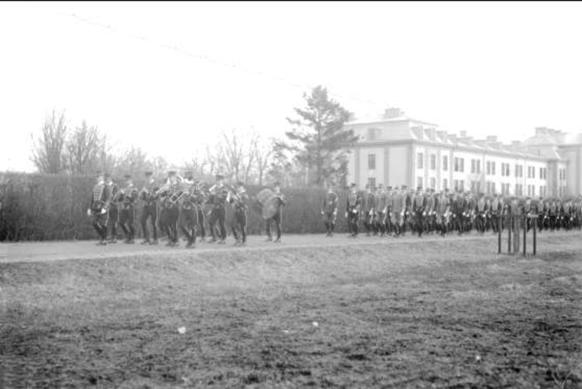 Musikkåren och bakom den officersaspirantskolan i Skövde 1929-1930. Marsch till korum i soldathemmet 4 december 1929.