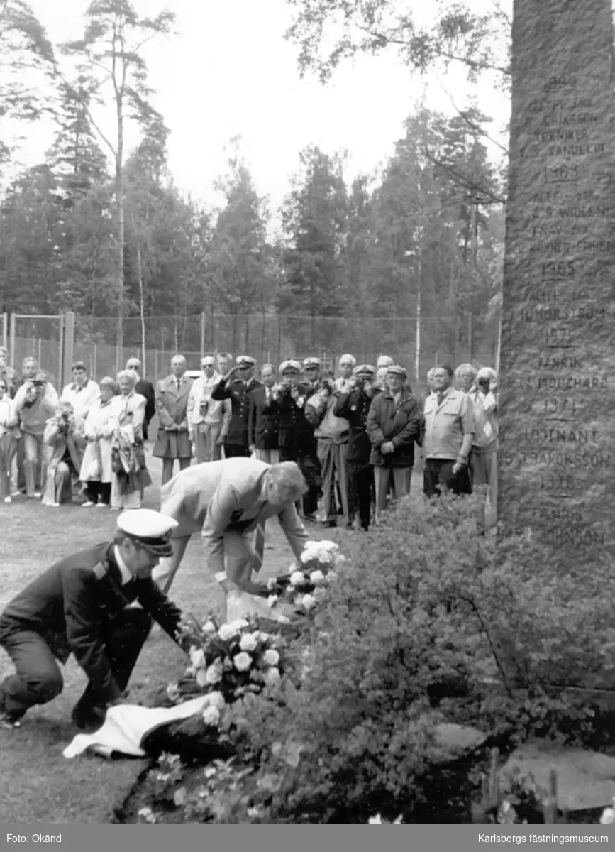 F6 Karlsborg 1989. 50-årsjubileum. Flottiljchefen Sten Öhlander och kamratföreningens ordförande Ragnar Ignell genomför kransnedläggning vid minnesstenen.