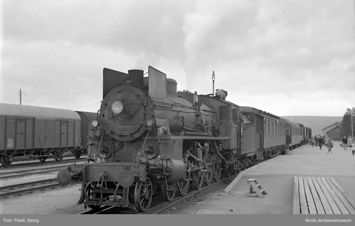 Damplokomotiv type 26c nr. 413 foran Rørosbanens dagtog 302 på  Røros stasjon