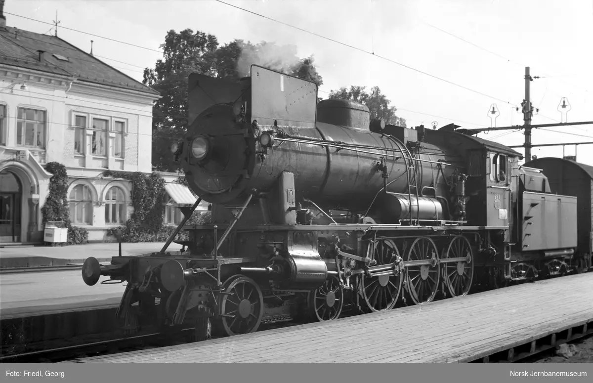 Damplokomotiv type 30a nr. 271 med persontog til Lillehammer på Hamar stasjon