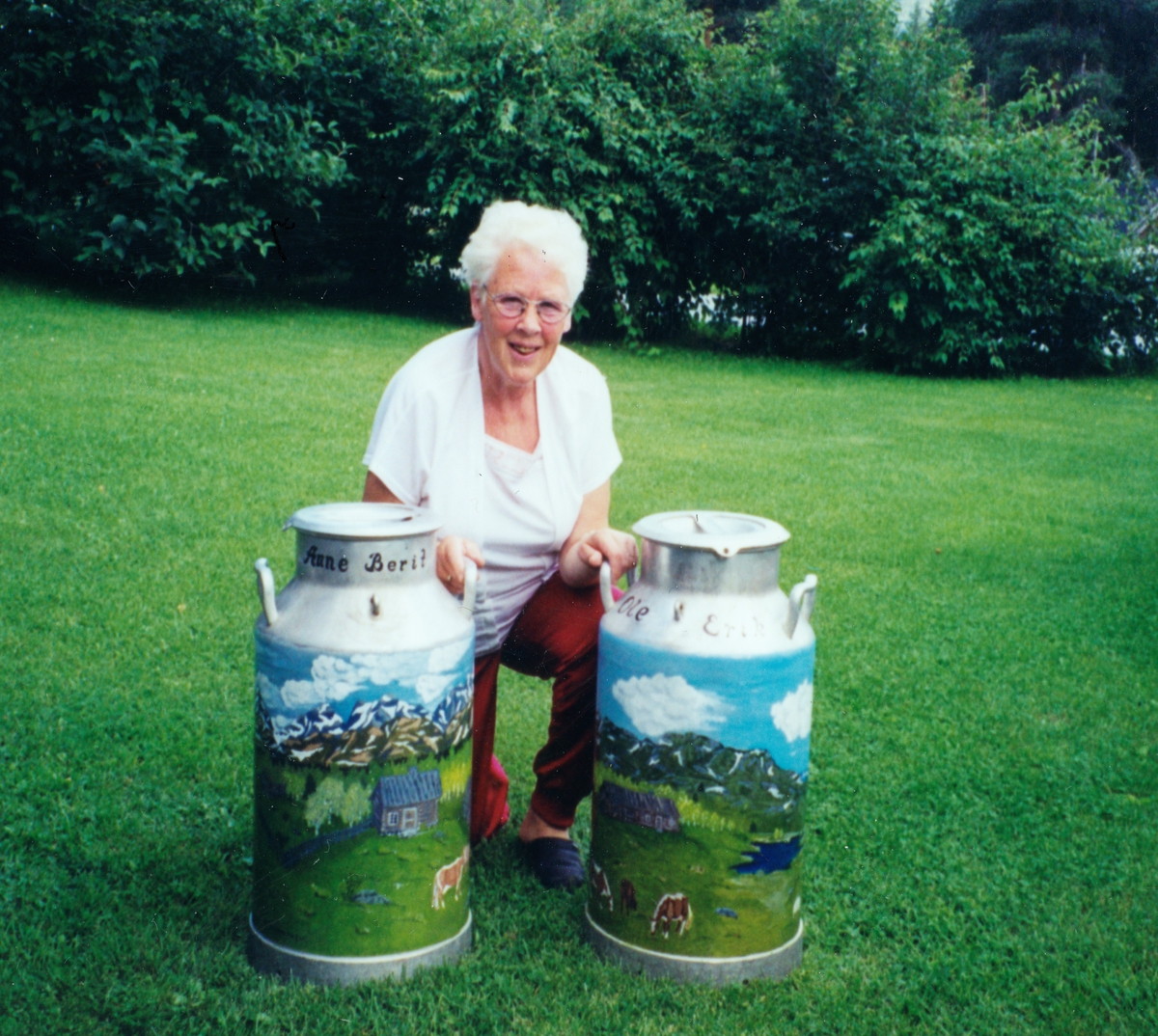 Margit Anderdal Breibrenna med dekorerte meierispann for Ellen Haugstad.