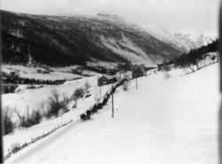 Et gravfølge nærmer seg kirken.