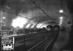 Nationalteatret stasjon på Holmenkolbanen med to tog og mang