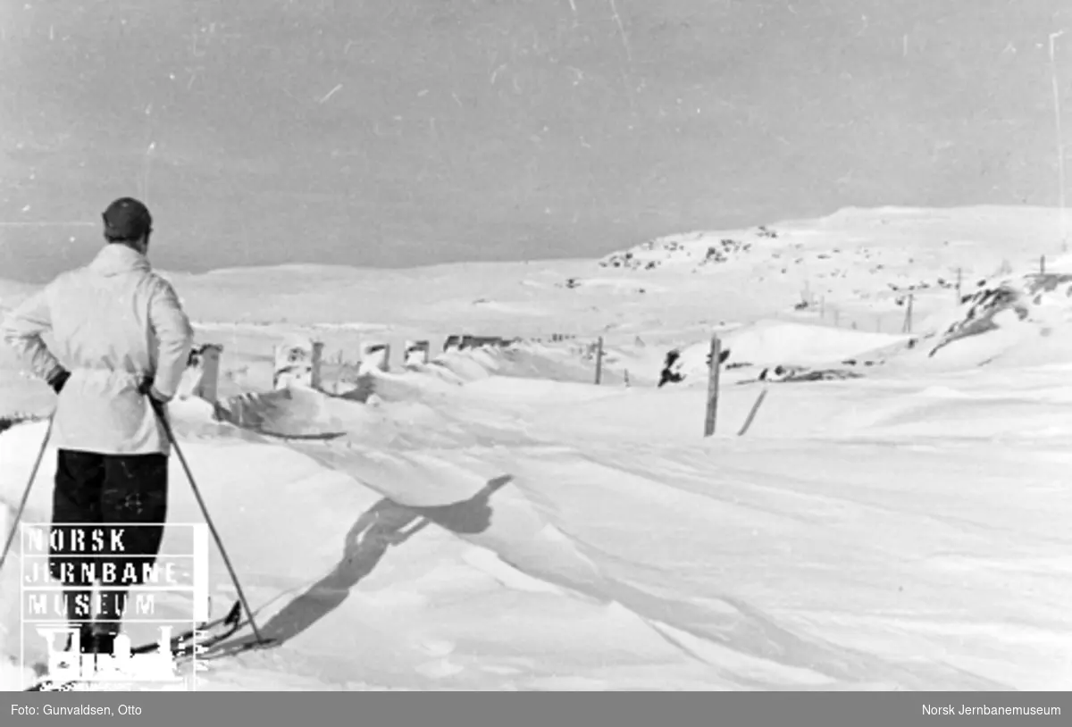 Inspektør Winsvold på ski oppe på snøoverbygg på Sandå