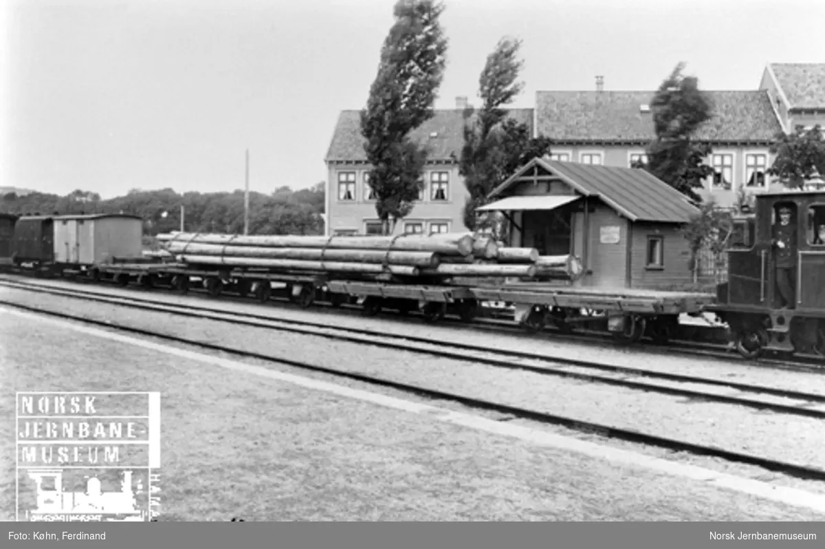 Godstog med tømmerlass over fem vogner på Kristiansand stasjon