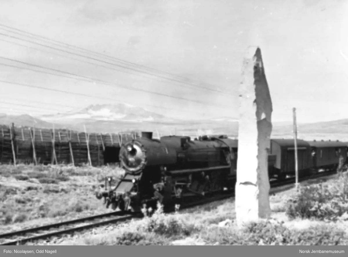 Damplokomotiv type 63a nr. 4835 med persontog ved Dovrebanens høyeste punkt