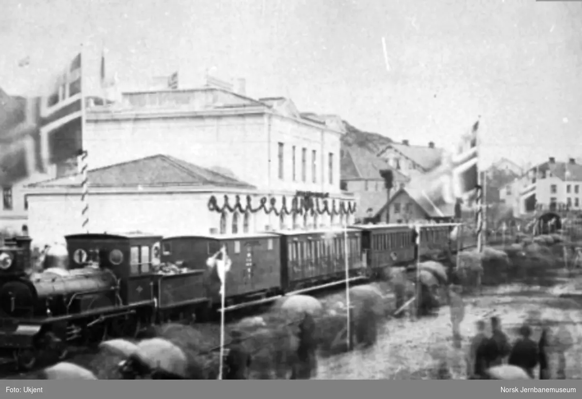 Vestfoldbanens åpningstog på Larvik stasjon, trukket av damplokomotiv type XI nr. 53