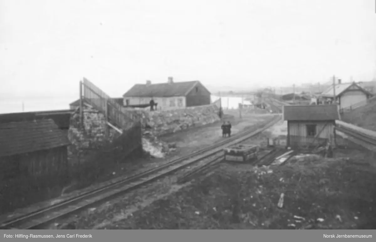 Fra Skansen sett mot Trondheim stasjon; tre-skinnesporet mot Ilsvika grener av til venstre