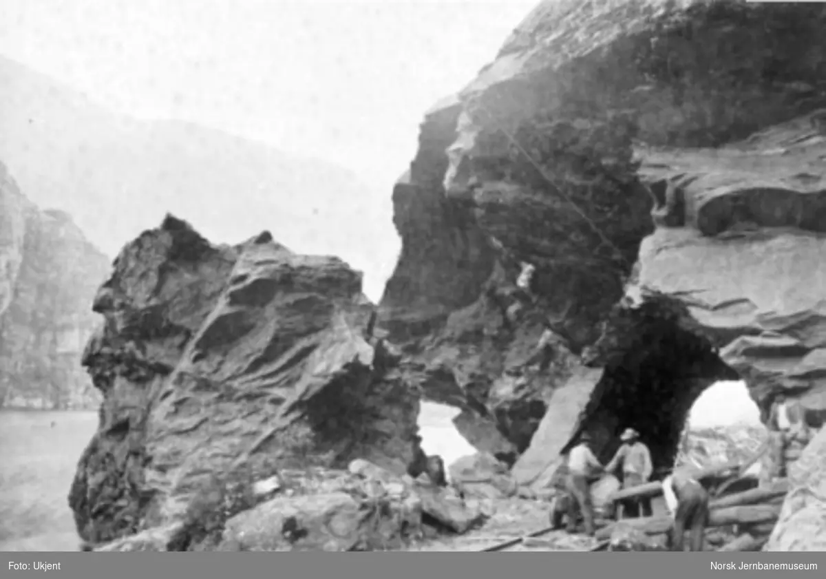 Banearbeidere i gang med å fjerne en utrast fjellblokk