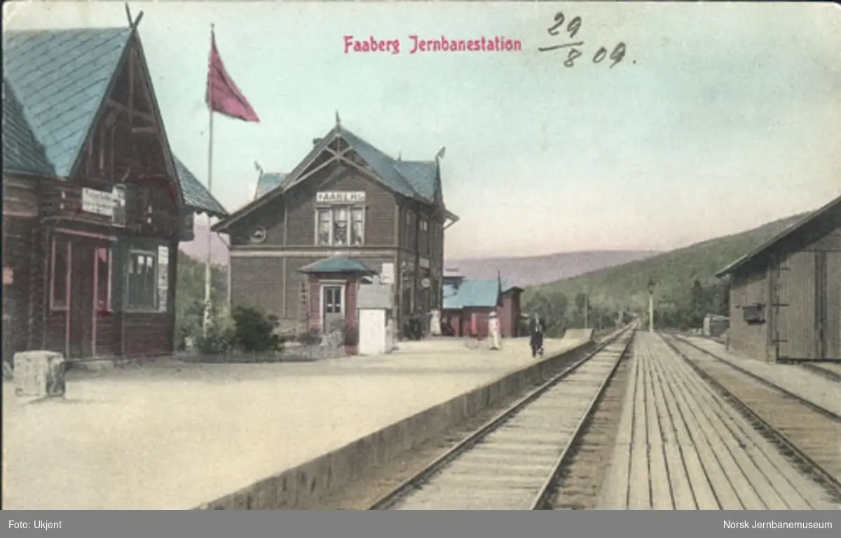 Fåberg stasjon med uthus, stasjonsbygning og godshus