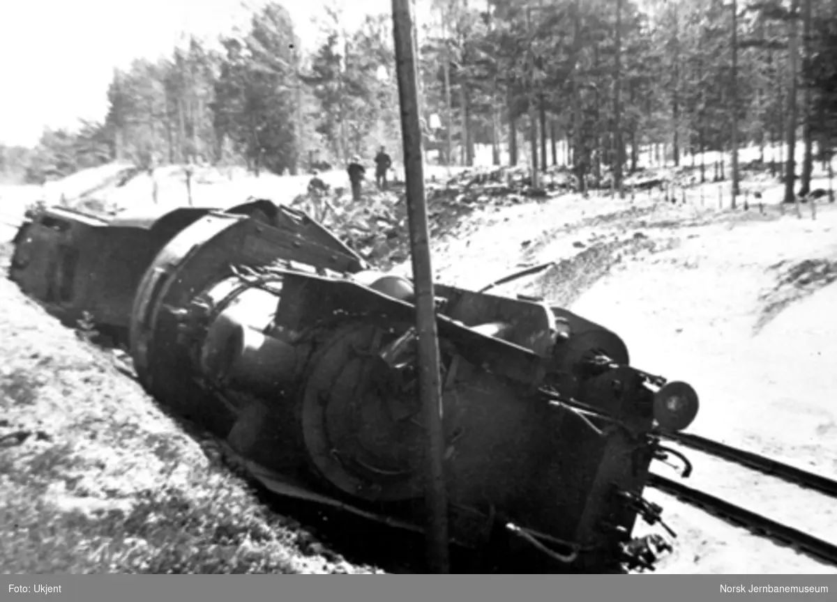 Avsporet damplokomotiv type 45a nr. 5 mellom Lesjaskog og Lesjaverk, hvor toget kjørte ut i et bombehull