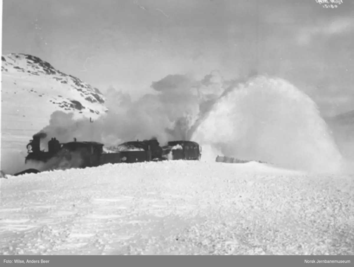 Snøblokade; snøryddingstog med to damplokomotiver og roterende plog