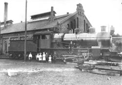 Ofotbanens damplokomotiv type 19a nr. 151 utenfor lokomotivs
