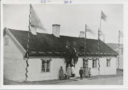 Ole Hansen Flaade med familie utenfor Skipperbrakka