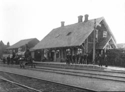 Kornsjø stasjon med stasjonsbygning og godshus : damplokomot