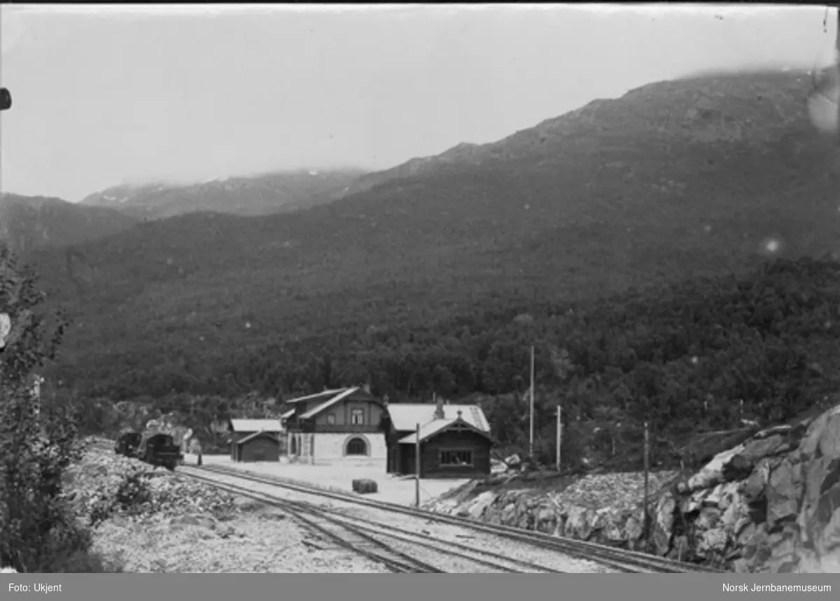 Narvik stasjon før banens åpning, bl.a. med lagrede damplokomotiver
