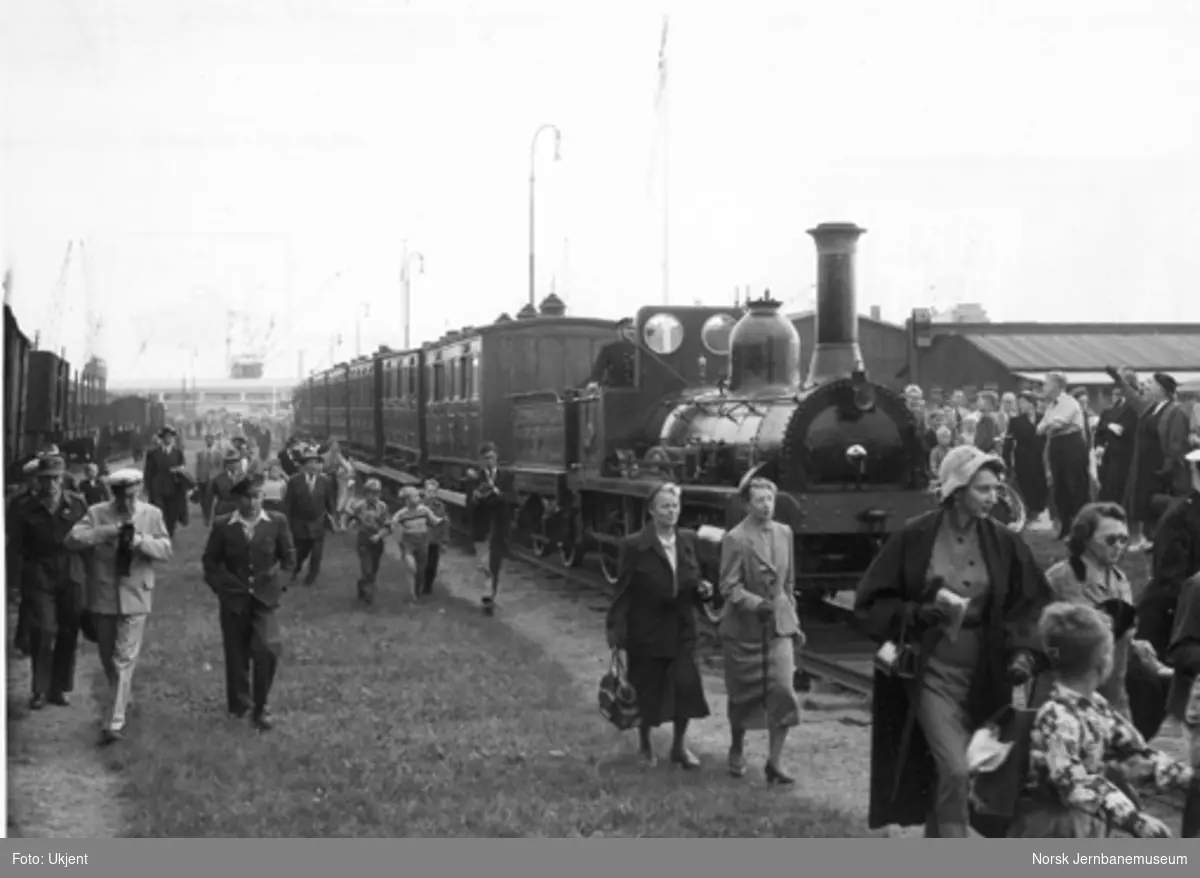 Jubileumsutstillingen 1954 : lok 17 med kareter på Framnes