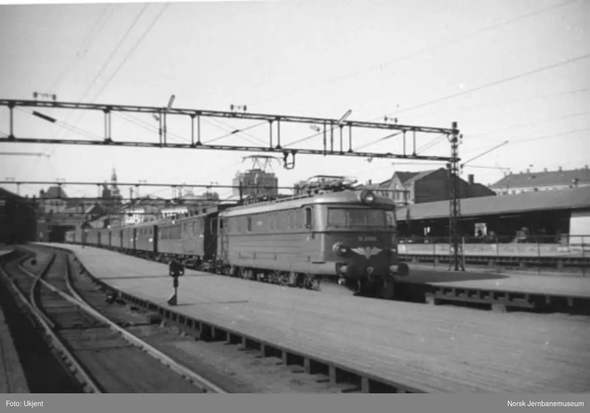 Elektrisk lokomotiv type El 11 nr. 2092 med persontog på Østbanen