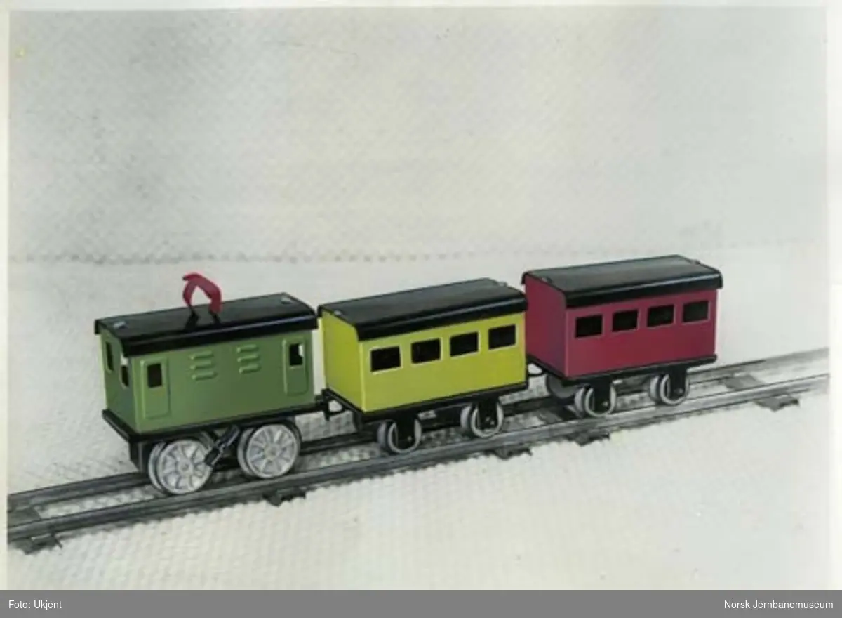 Leke : modell av elektrisk lokomotiv med tre vogner og stasjon