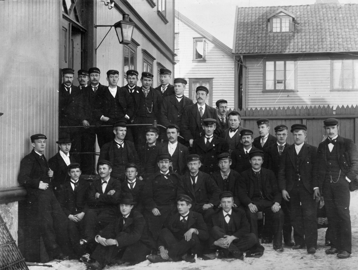 Elever fra Styrmannsklassen ved Sjømannsskolen i 1900.