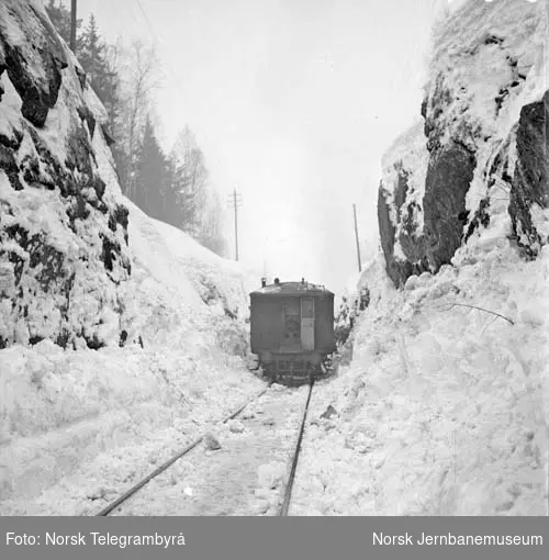 Snørydding på Nelaug og Treungenbanen : rydding av Treungenbanen