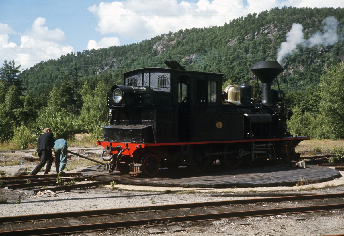 Setesdalsbanens damplokomotiv type XXI nr 2 på svingskiven på Grovane