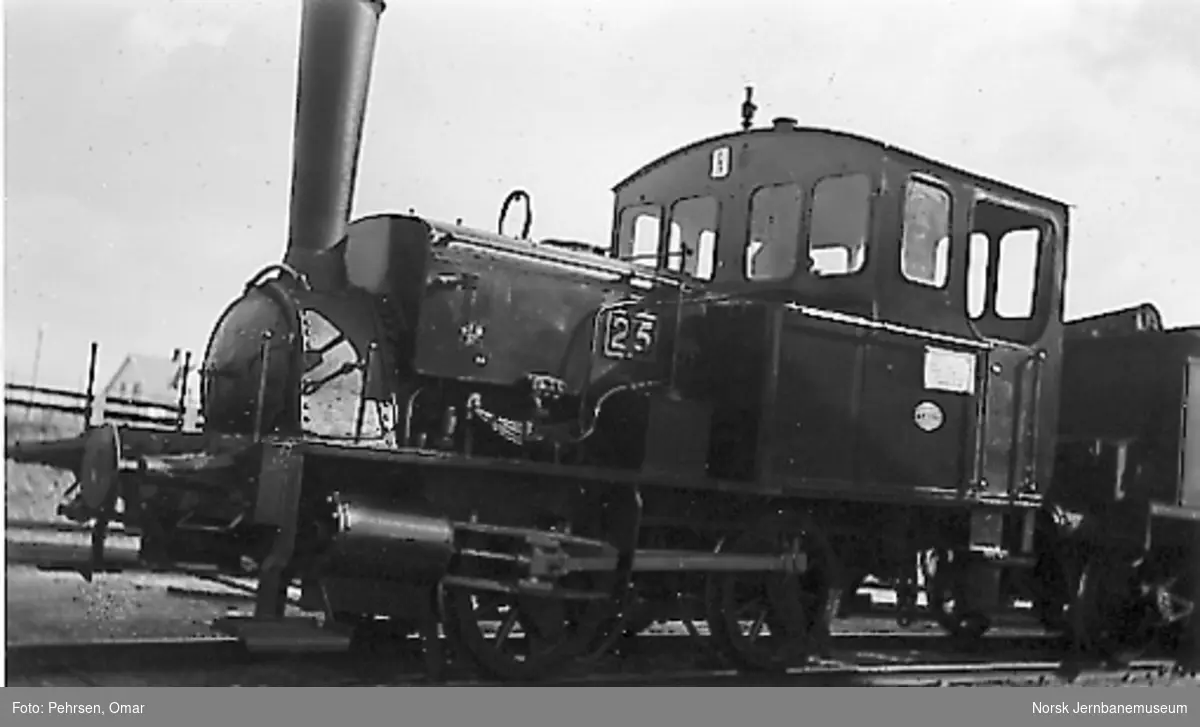 Nytt museum på Martodden: Damplokomotiv type 7a nr. 25 før transporten fra Vinmonopolets spor til Martodden