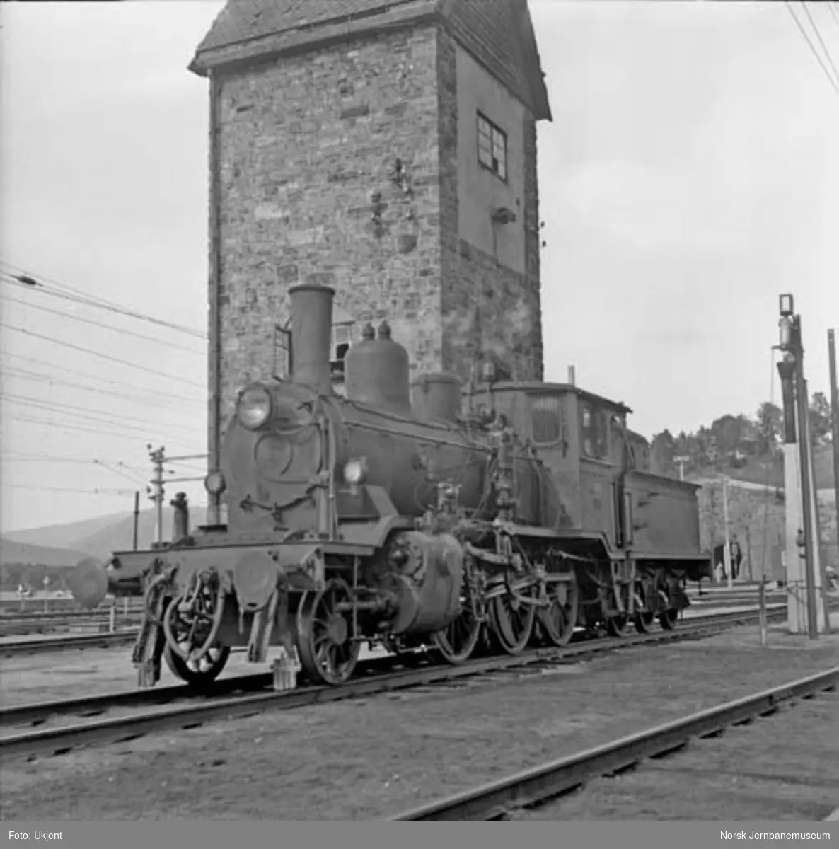 Damplokomotiv type 21c nr. 376 på Dombås, underveis til Oslo for salg til England