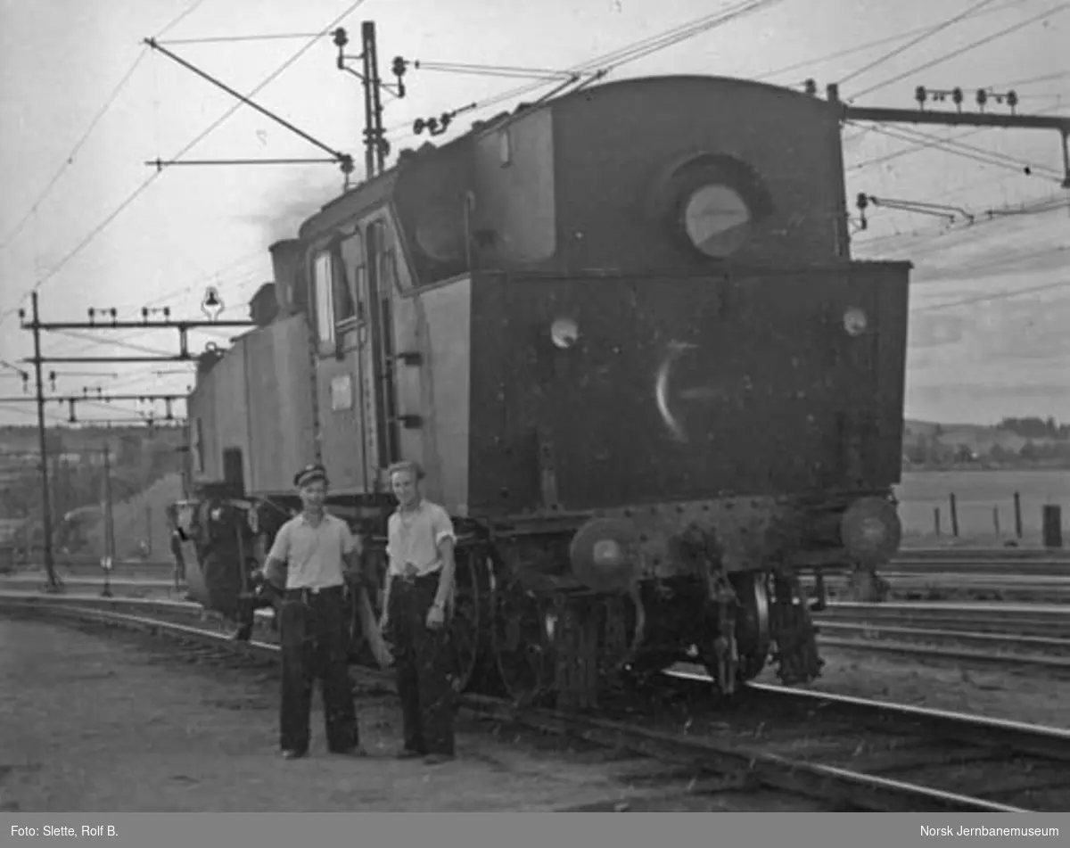 NSB damplokomotiv type 34a nr. 345 med personale