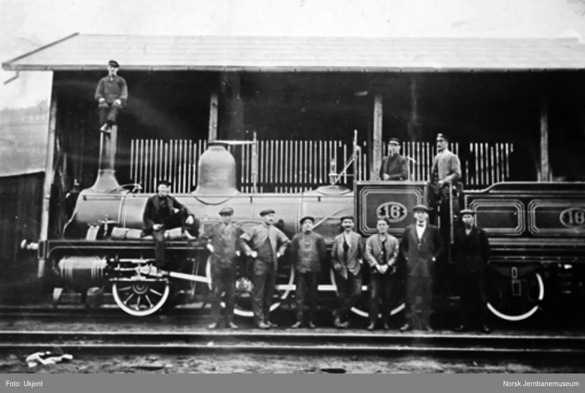 Damplokomotiv type 2a nr. 16 med personale og arbeidere