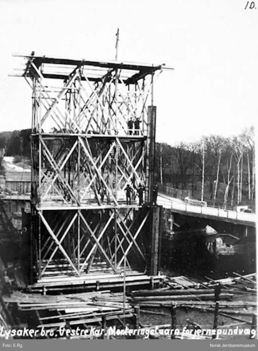 Drammenbanens omlegging : Lysakerelva bru, monteringstårn med jernspuntvegg ved vestre brukar