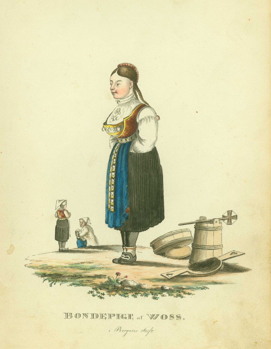 Bondejente i folkedrakt fra Voss, Hordaland, i bakgrunnen kvinner i folkedrakter med hodeplagg. På bakken laggede kar og redskaper til melkestell.