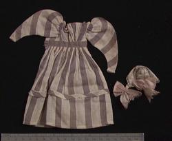 Dukketøy, kjole, lue, kiste