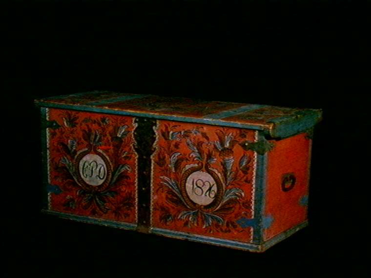 Kiste med flatt lokk. Lokk og front rosemalt, alle sider rødmalt. Innvendig umalt og med leddik.